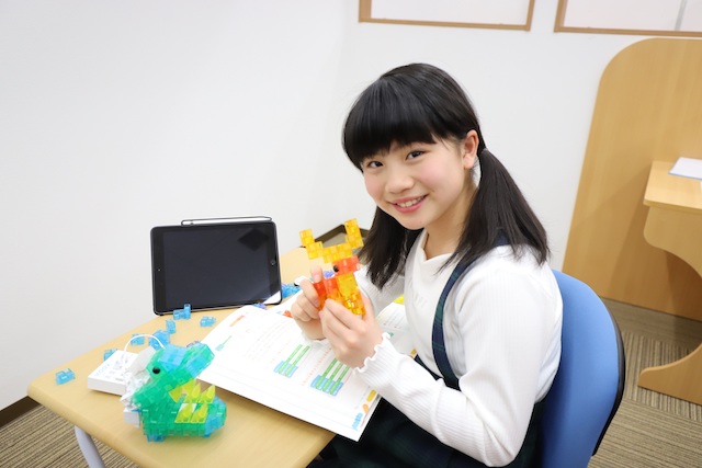 alt小学生向けのロボットプログラミング講座も開講。アクシスの高い商品力が窺える。