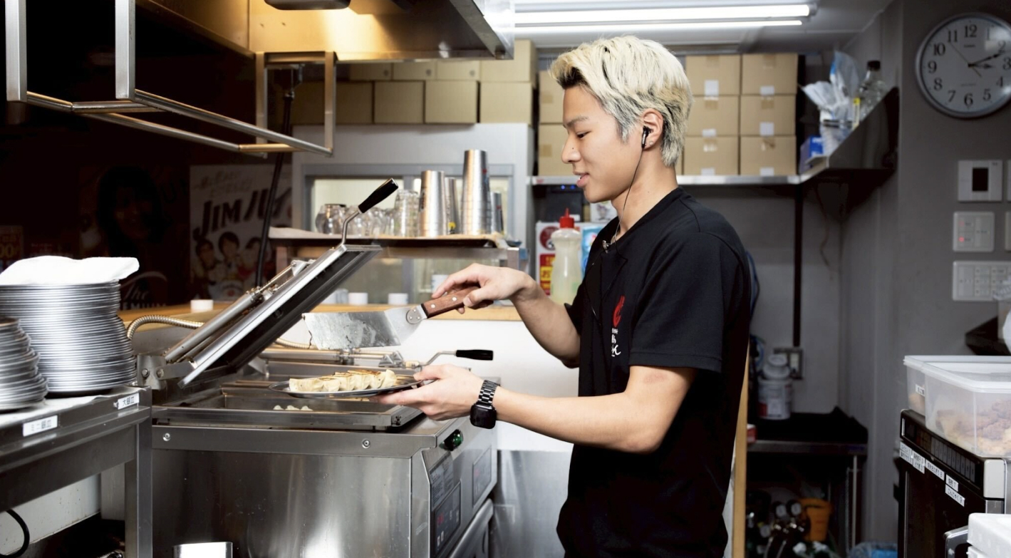 職人不要の自動オペレーションで、包丁をほとんど使わない調理工程